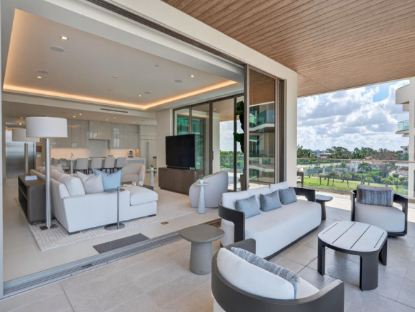 Coastal Luxury Retreat in Longboat Key - 2-Bedroom Condo Stunning Views